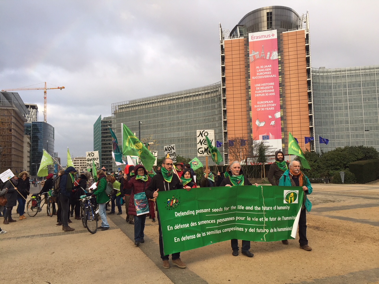 Début du cortège de la manif à Bruxelles contre les nouveaux OGM
